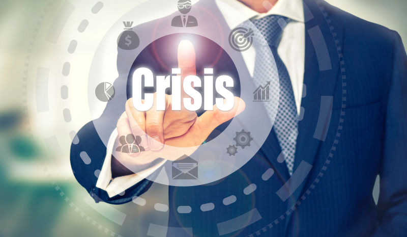 男人点着投影上的crisis