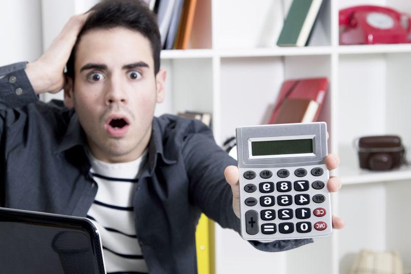 吃惊的男人手上拿着计算机