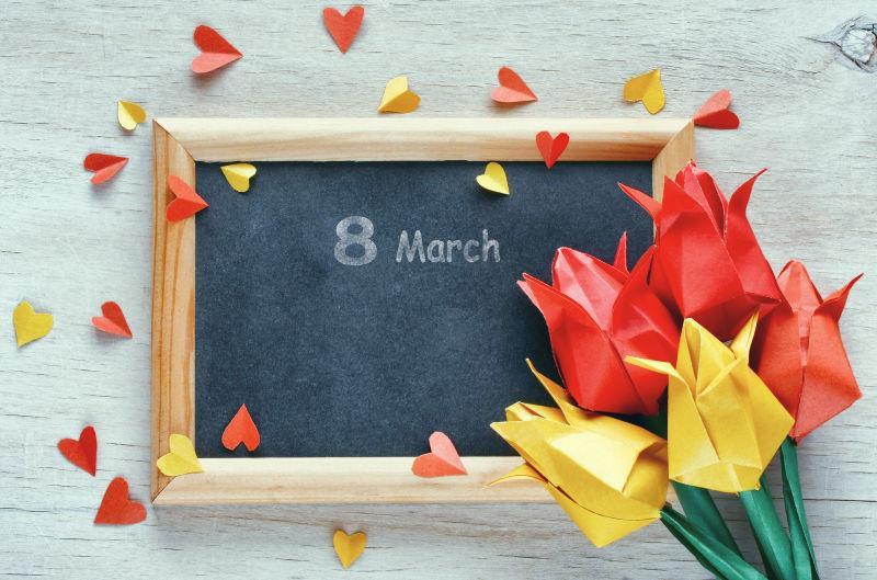 黑板上的纸质郁金香花束