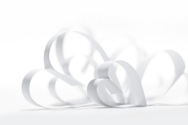 白色背景下的纸缎带心