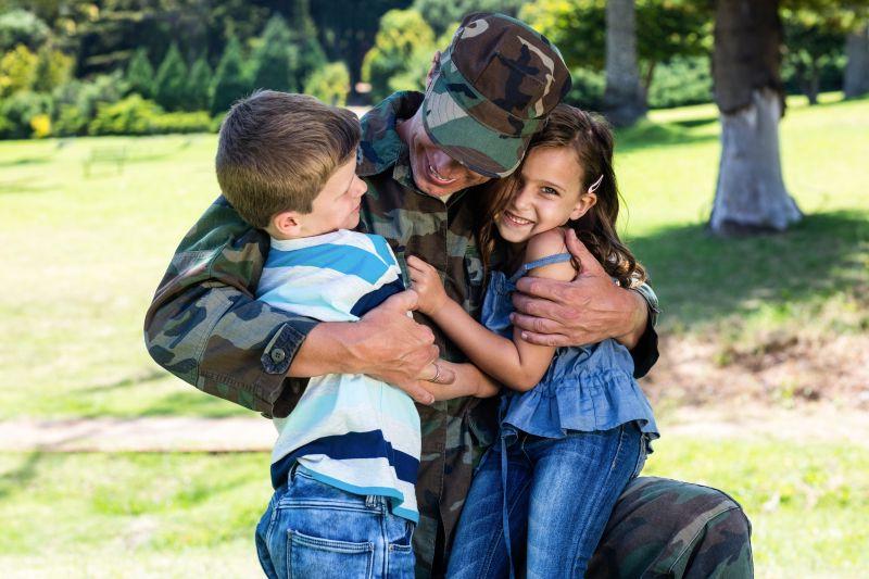 士兵和他的儿子和女儿团聚