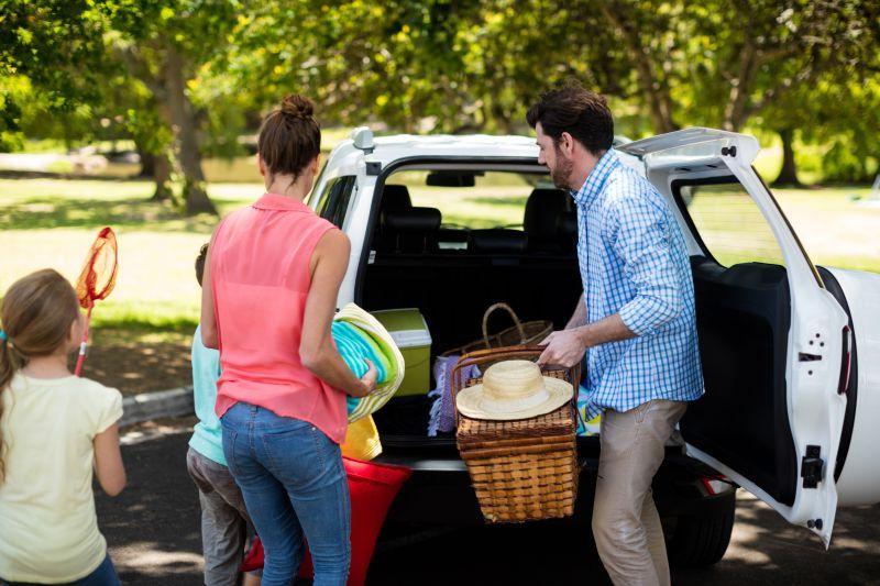 一家人准备在户外摆放野餐