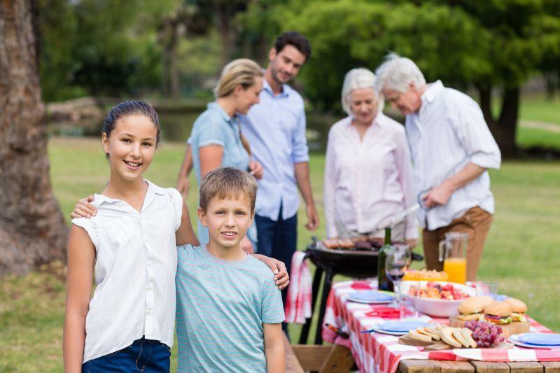 户外野餐的一家人