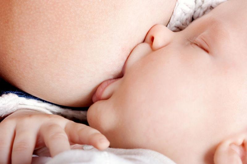 正在母乳喂养的伟大的母亲