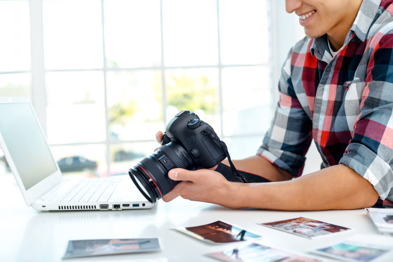 看着摄影机里照片的摄影师