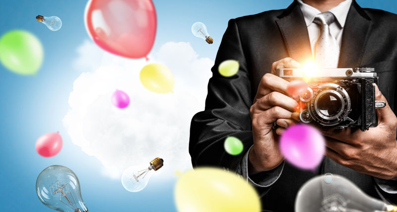 拿着老式照相机的男人