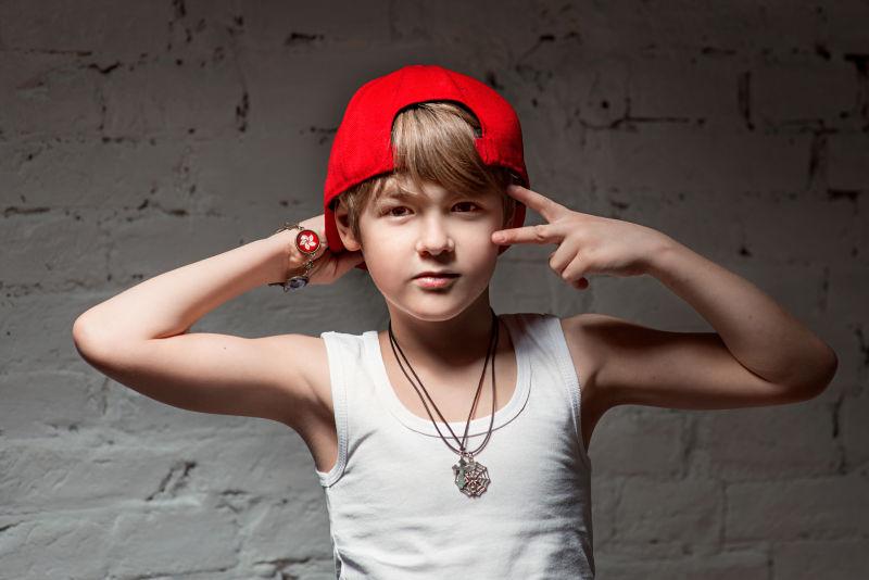 带红帽子的金发小男孩