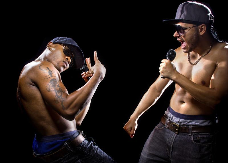 两个饶舌音乐歌手正在表演