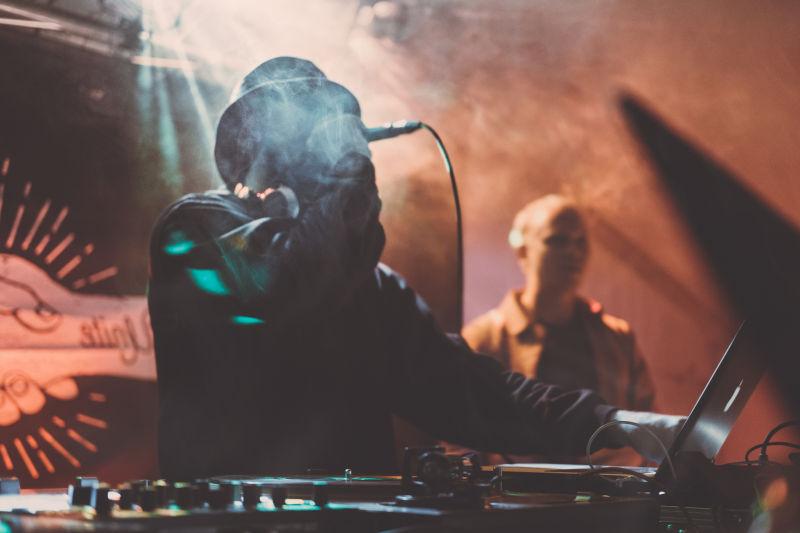 正在演唱的嘻哈歌手