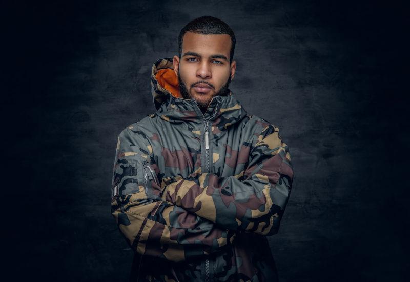 穿着迷彩服的黑人