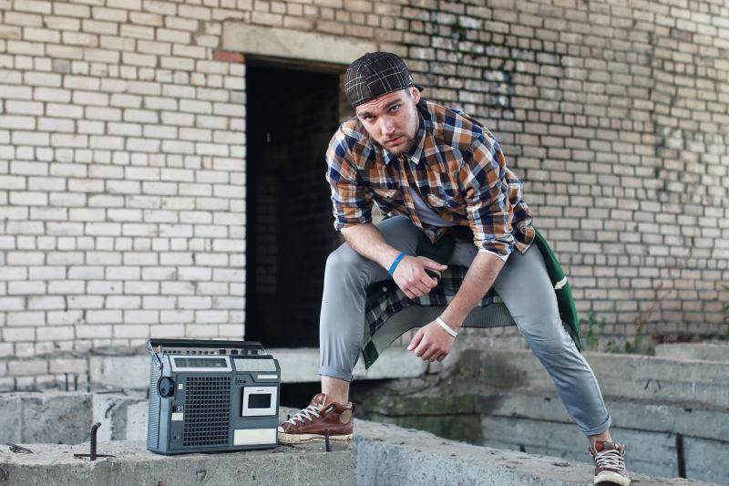 街头的老式音乐播放机和嘻哈男子