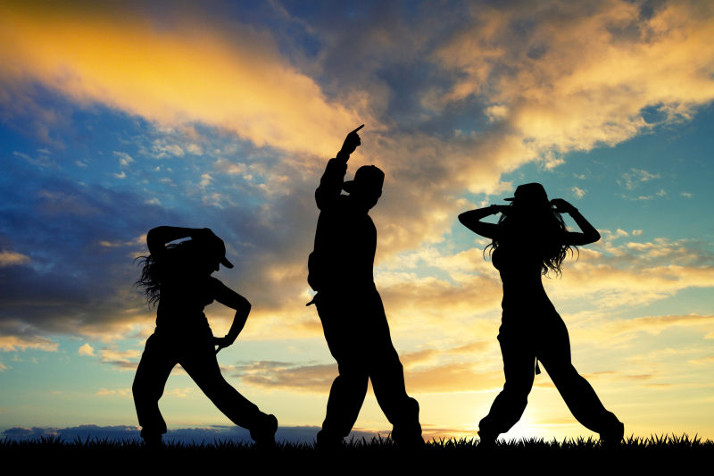 夕阳下舞蹈的年轻人