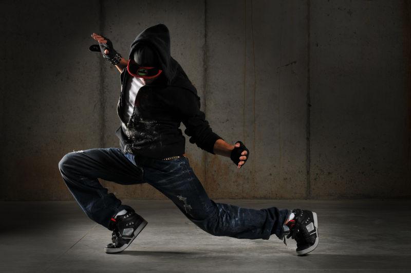 街头的老式音乐播放机和嘻哈男子