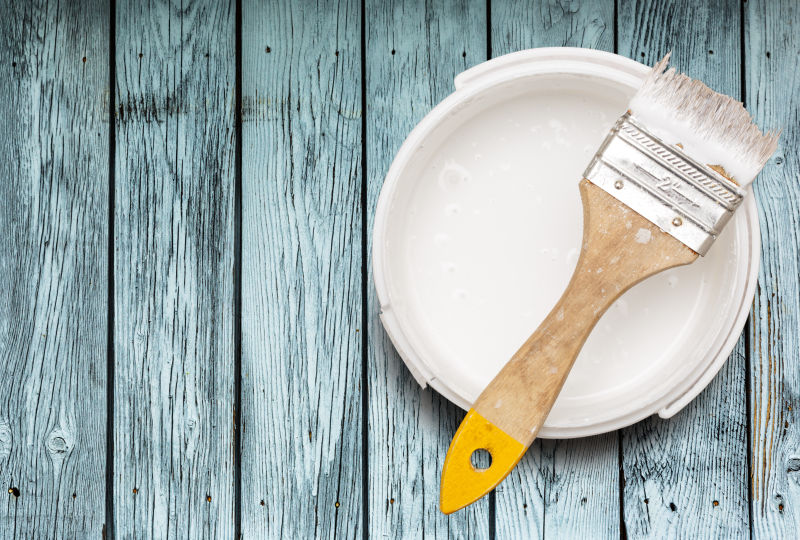 木板上的油漆与刷子