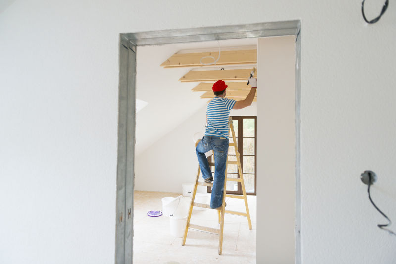 正在粉刷墙壁的技术人员