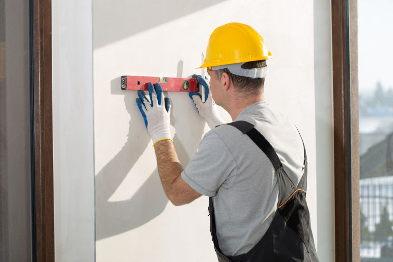 测量墙壁平整度的技术人员