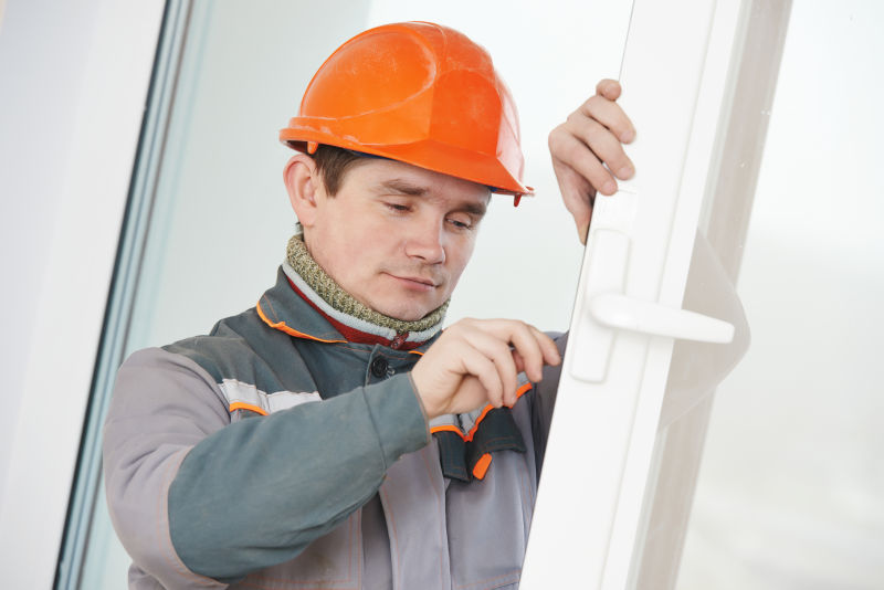 戴着安全帽的技术员