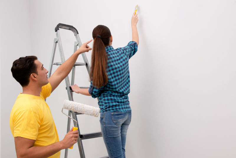 粉刷墙壁的美女与帅哥