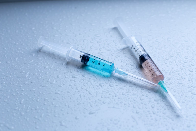 在实验室里桌子上的注射器