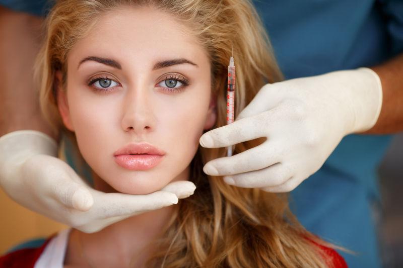 美容师手持注射器