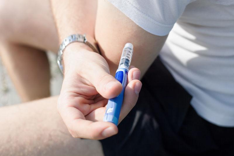 年轻人正在注射胰岛素