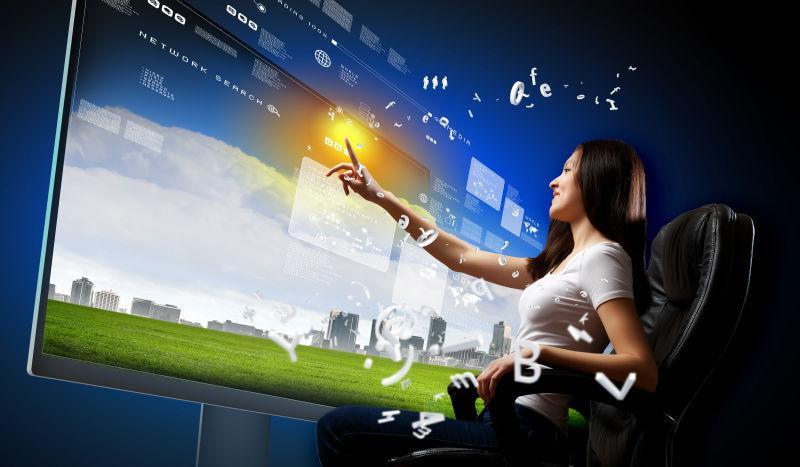 年轻女子推屏幕上的图标