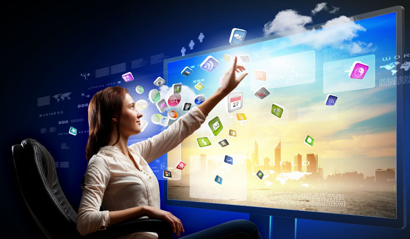 年轻女子在触摸大屏幕上的图标