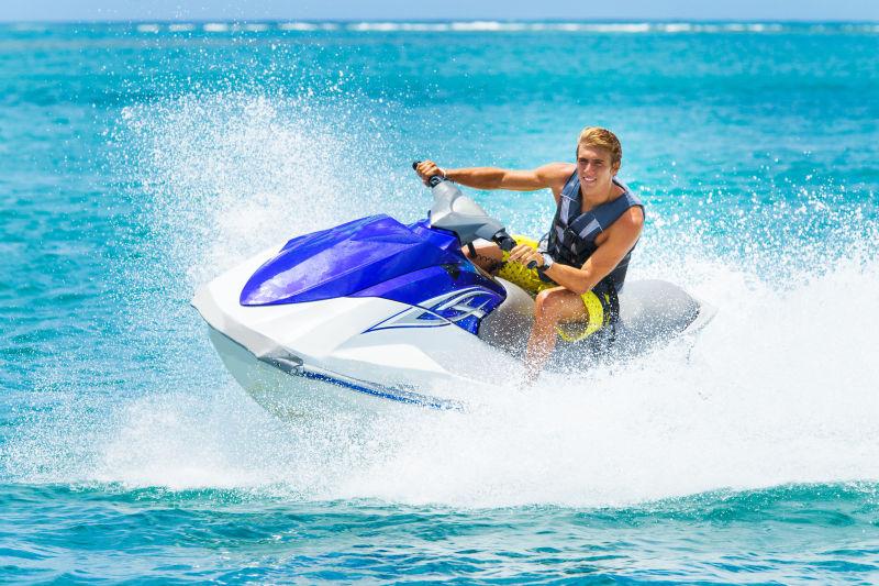 年轻人乘喷气式摩托艇