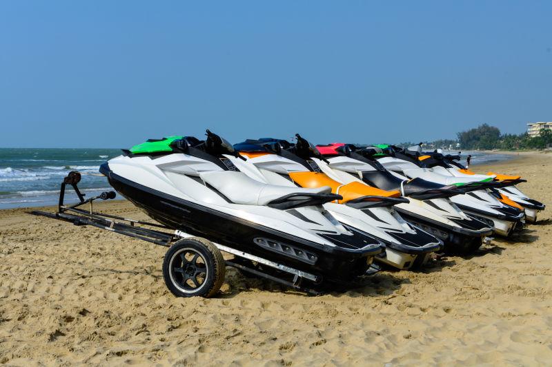 海滩上停泊的摩托艇
