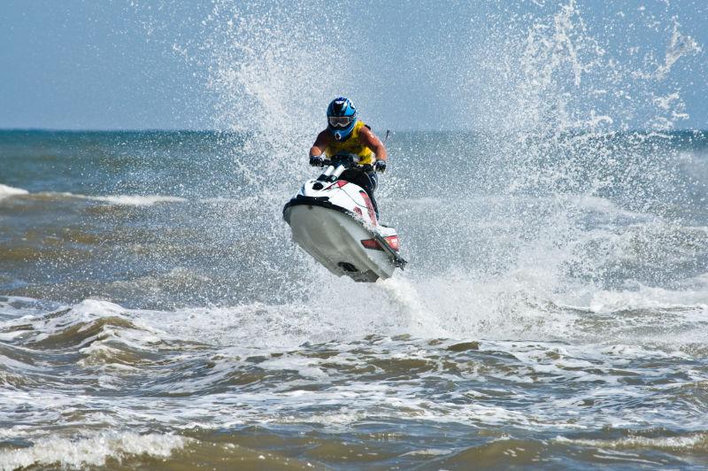 海面上的年轻男子骑摩托艇