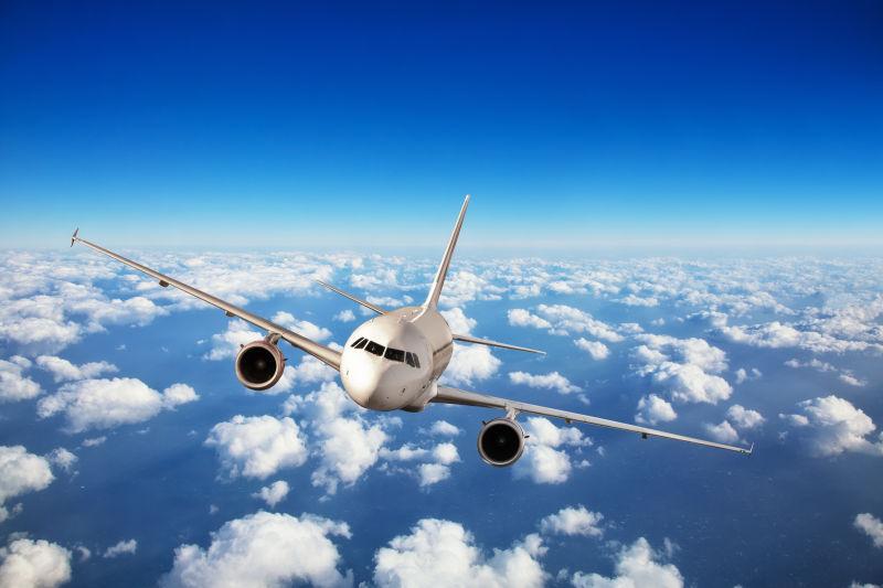 在云层上飞行的飞机