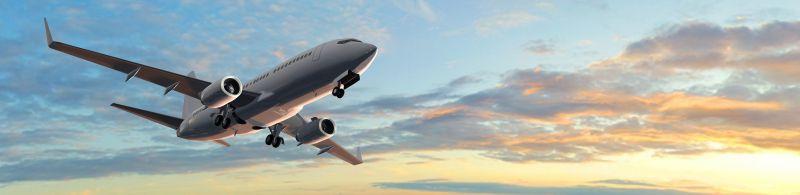 日落时在天空飞行的飞机