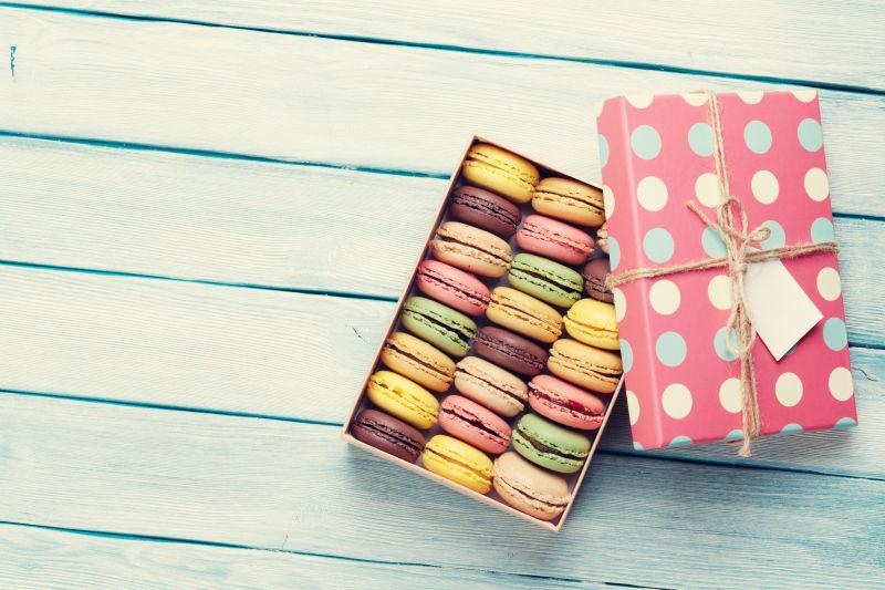 彩色盒子里的马卡龙在木桌上