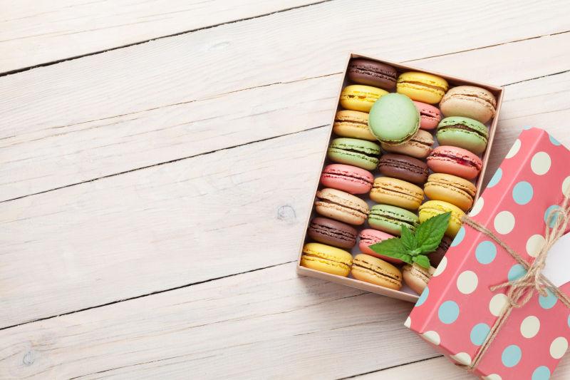 木桌上盒子里的马卡龙