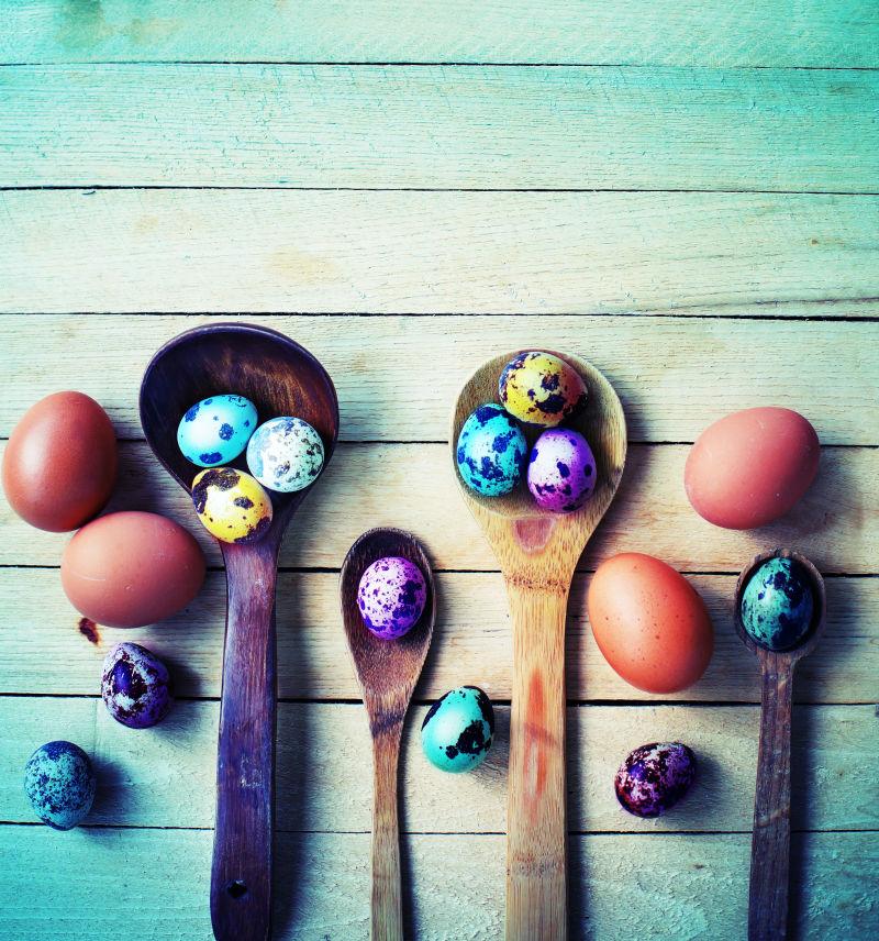 木制背景下复活节的彩蛋装饰