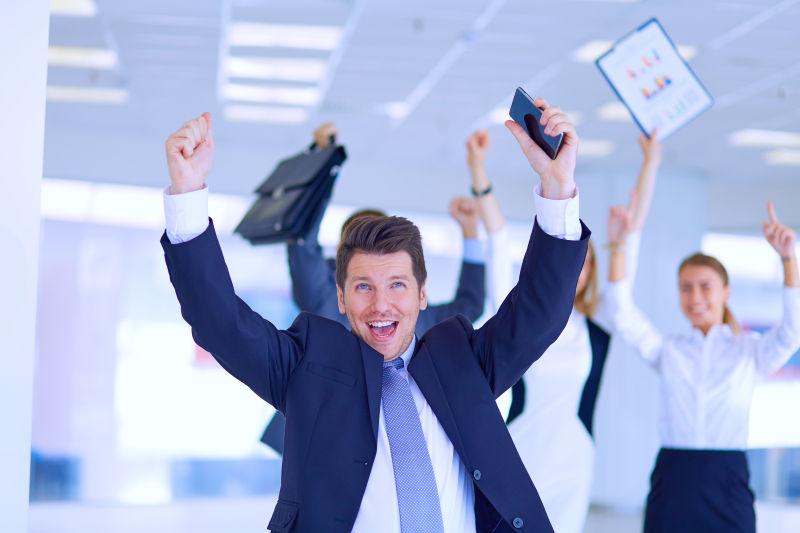 业务团队庆祝胜利的武器