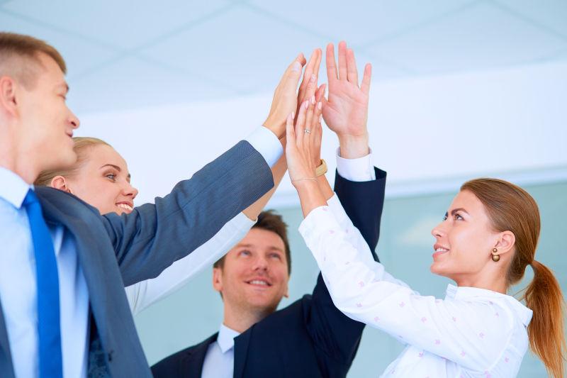 双手合围的生意人和他们的手