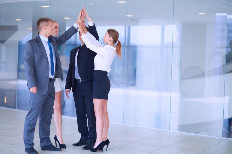 生意人和他们的手在一起合围