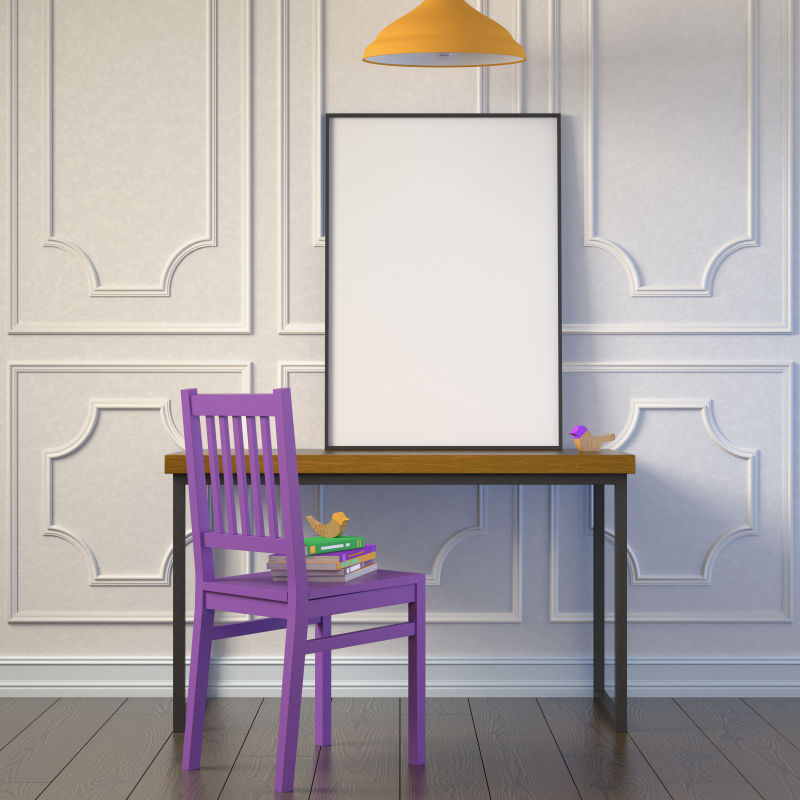 地板上的紫色椅子和放着空白画框的桌子