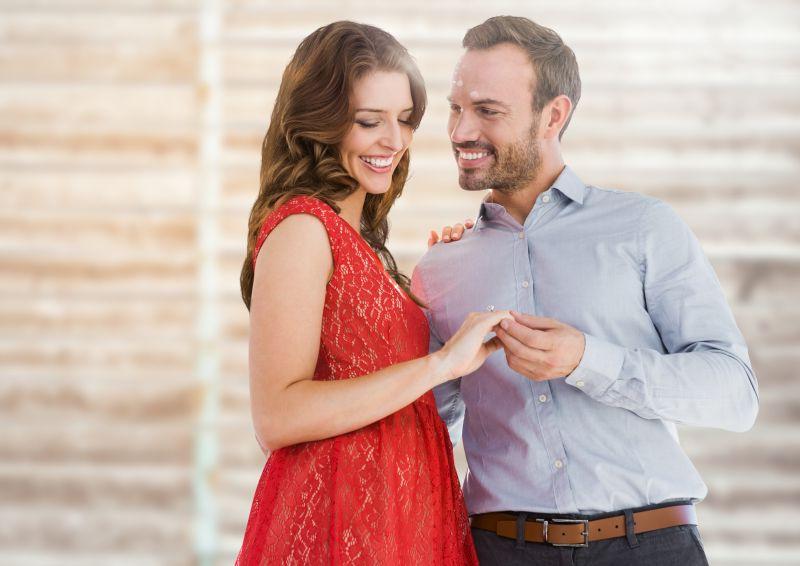 快乐的的情侣看订婚戒指