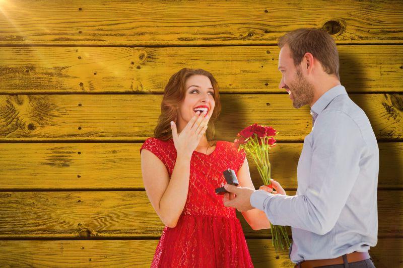 男子送鲜花和珠宝给女友