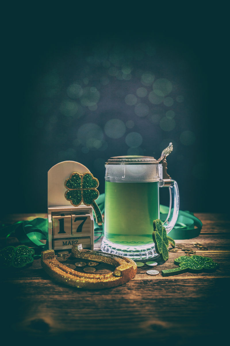 桌子上的绿色啤酒和金马蹄铁