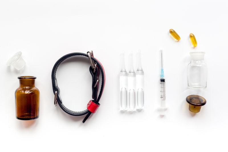 白色背景上的宠物护理药剂