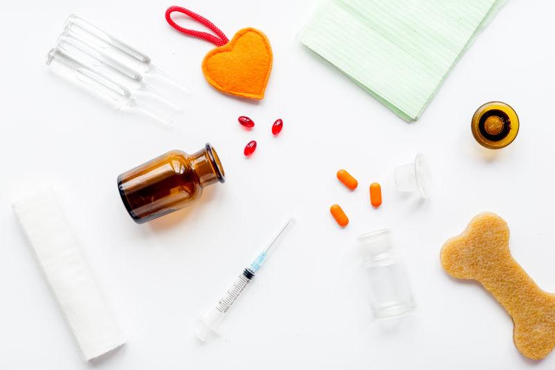 白色背景下的宠物犬治疗药品