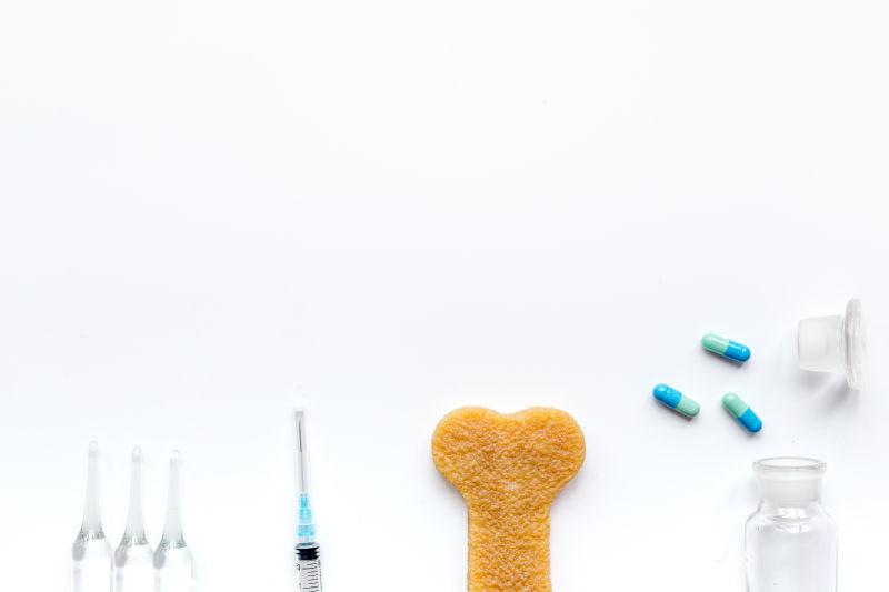 白色背景下的犬科护理药品