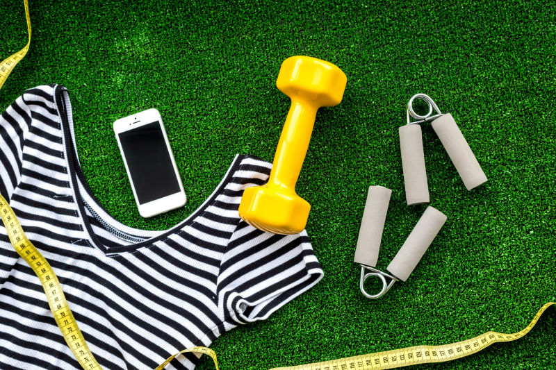 草地上的背心和手机还有健身器材