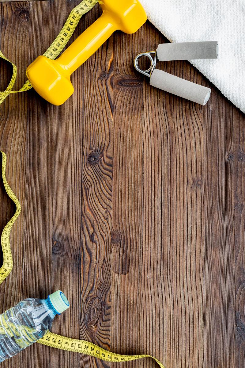 木板上的健身器材