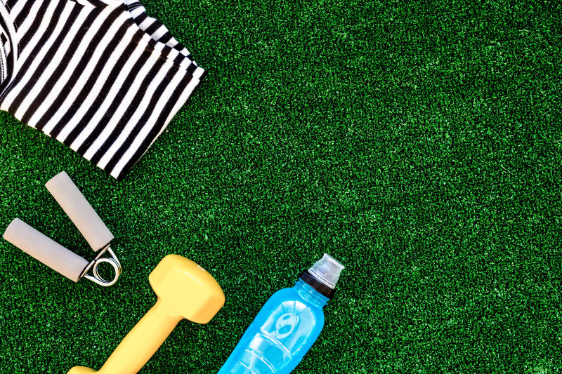 绿色草皮上的健身器材