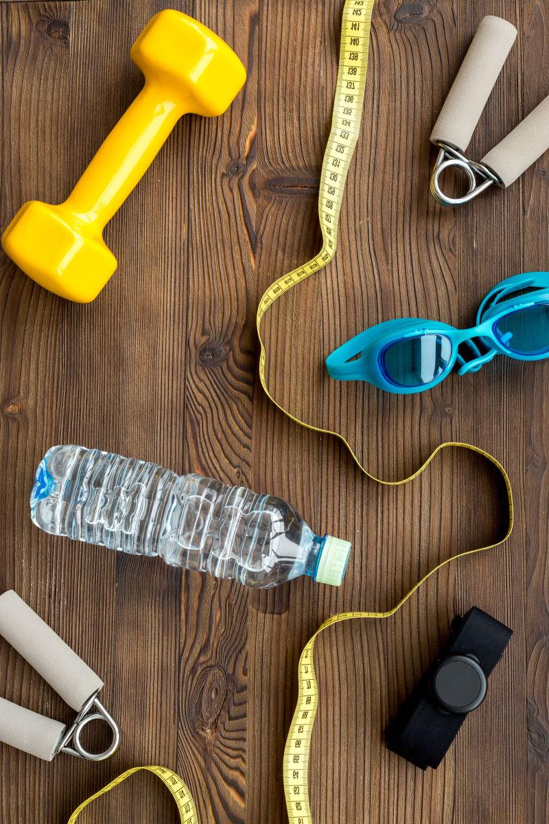 木桌上的各种健身器材