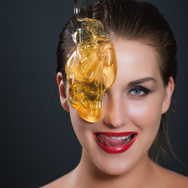 美女脸上黏着糖液脱毛护肤膏